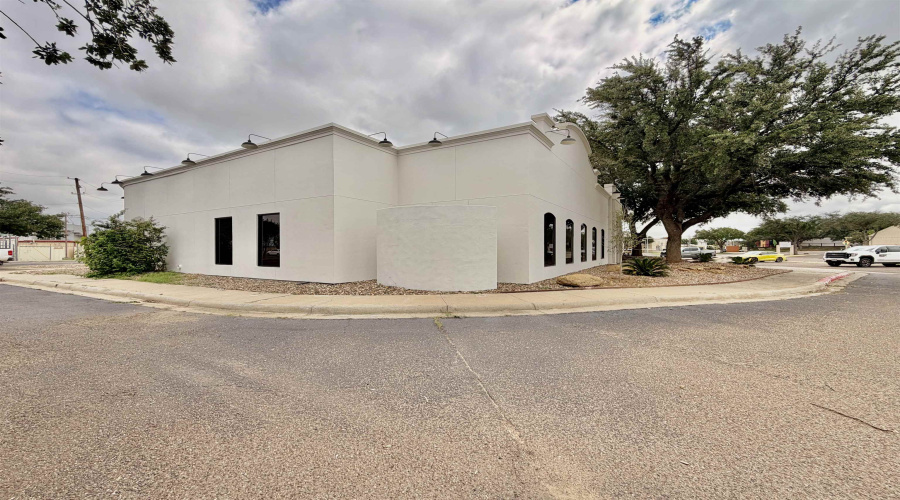 102 Del Ct, Laredo, Texas 78045, 6 Rooms Rooms,4 BathroomsBathrooms,Commercial retail/office,For Rent,102 Del Ct,20262429