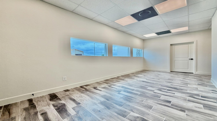 102 Del Ct, Laredo, Texas 78045, 6 Rooms Rooms,4 BathroomsBathrooms,Commercial retail/office,For Rent,102 Del Ct,20262429
