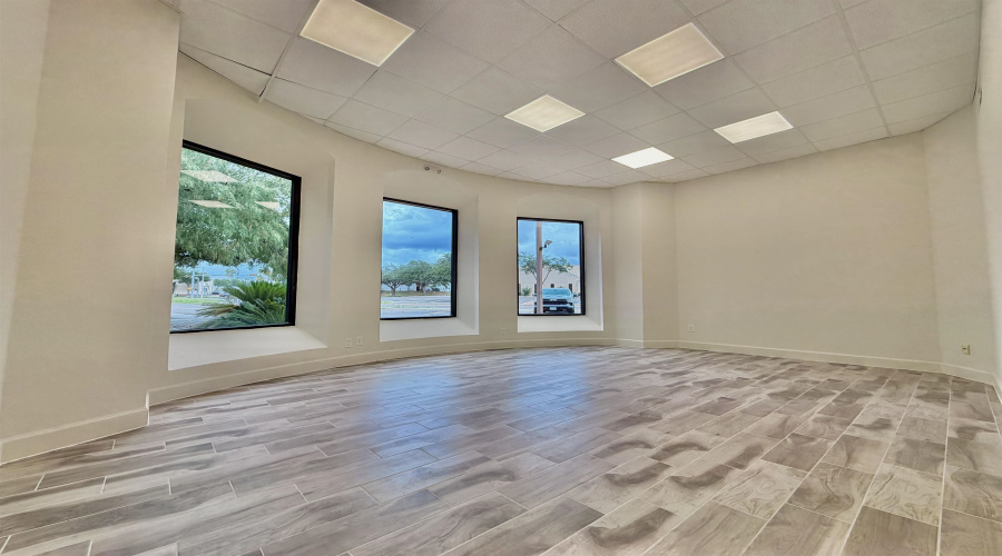 102 Del Ct, Laredo, Texas 78045, 6 Rooms Rooms,4 BathroomsBathrooms,Commercial retail/office,For Rent,102 Del Ct,20262430