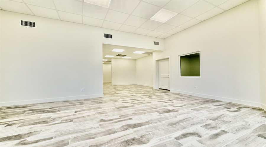 102 Del Ct, Laredo, Texas 78045, 6 Rooms Rooms,4 BathroomsBathrooms,Commercial retail/office,For Rent,102 Del Ct,20262430