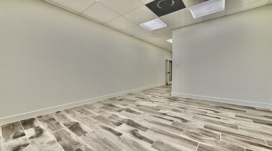 102 Del Ct, Laredo, Texas 78045, 6 Rooms Rooms,4 BathroomsBathrooms,Commercial retail/office,For Rent,102 Del Ct,20262430