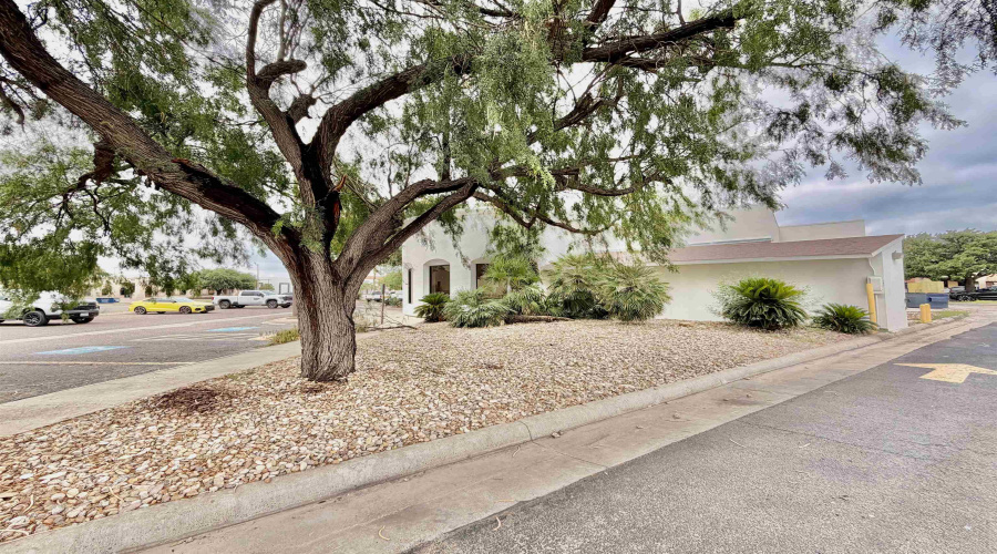 102 Del Ct, Laredo, Texas 78045, 6 Rooms Rooms,4 BathroomsBathrooms,Commercial retail/office,For Rent,102 Del Ct,20262430