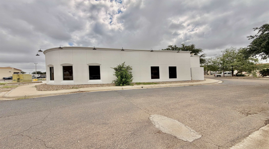 102 Del Ct, Laredo, Texas 78045, 6 Rooms Rooms,4 BathroomsBathrooms,Commercial retail/office,For Rent,102 Del Ct,20262430