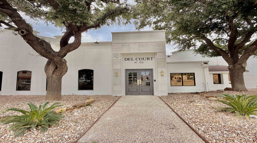 102 Del Ct, Laredo, Texas 78045, 6 Rooms Rooms,4 BathroomsBathrooms,Commercial retail/office,For Rent,102 Del Ct,20262430