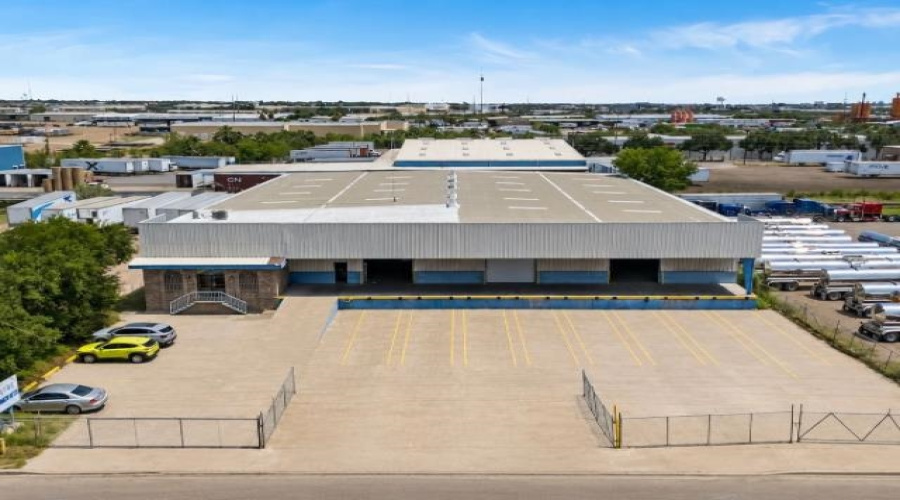 8200 San Gabriel Dr, Laredo, Texas 78045, 1 Bedroom Bedrooms, 1 Room Rooms,1 BathroomBathrooms,Commercial/industrial,For Rent,8200 San Gabriel Dr,20262433