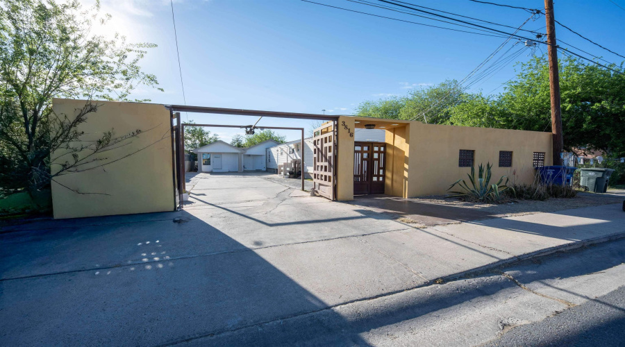 3816 San Francisco Ave, Laredo, Texas 78041, ,Multi-family,For Sale,3816 San Francisco Ave,20262437