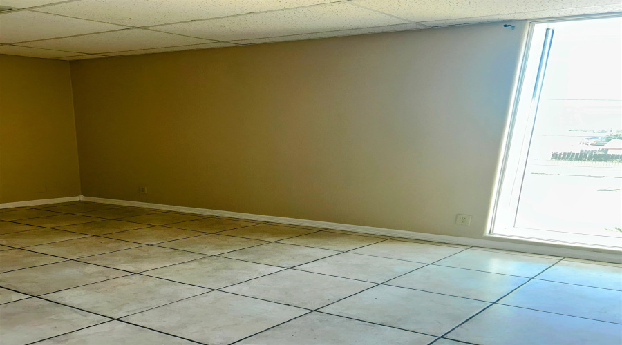 102 E Calton Rd, Laredo, Texas 78041, 6 Rooms Rooms,2 BathroomsBathrooms,Commercial retail/office,For Rent,102 E Calton Rd,20262441