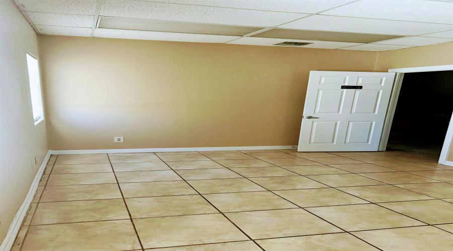 102 E Calton Rd, Laredo, Texas 78041, 6 Rooms Rooms,2 BathroomsBathrooms,Commercial retail/office,For Rent,102 E Calton Rd,20262441