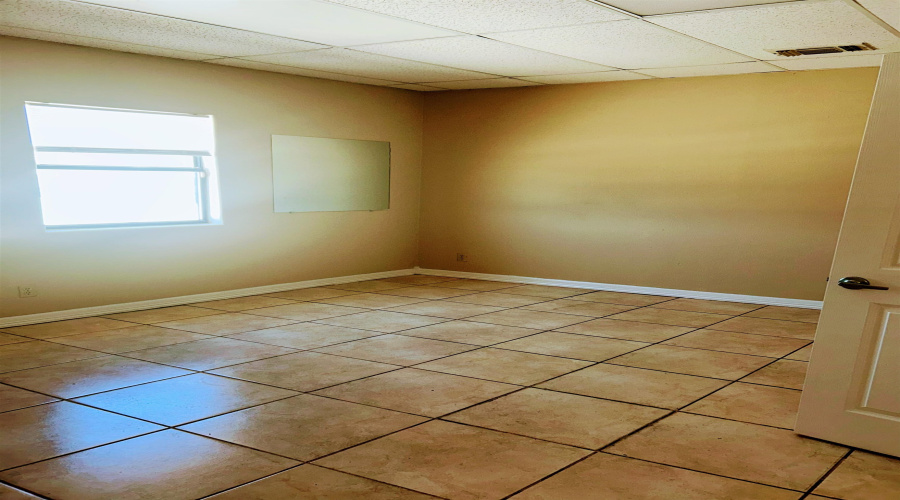 102 E Calton Rd, Laredo, Texas 78041, 6 Rooms Rooms,2 BathroomsBathrooms,Commercial retail/office,For Rent,102 E Calton Rd,20262441