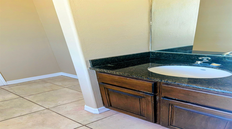 102 E Calton Rd, Laredo, Texas 78041, 6 Rooms Rooms,2 BathroomsBathrooms,Commercial retail/office,For Rent,102 E Calton Rd,20262441