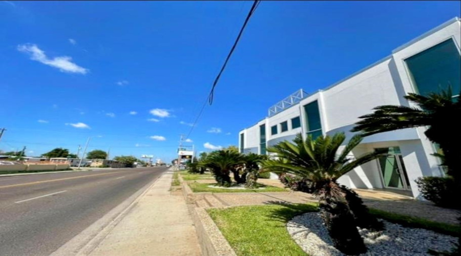 102 E Calton Rd, Laredo, Texas 78041, 6 Rooms Rooms,2 BathroomsBathrooms,Commercial retail/office,For Rent,102 E Calton Rd,20262441