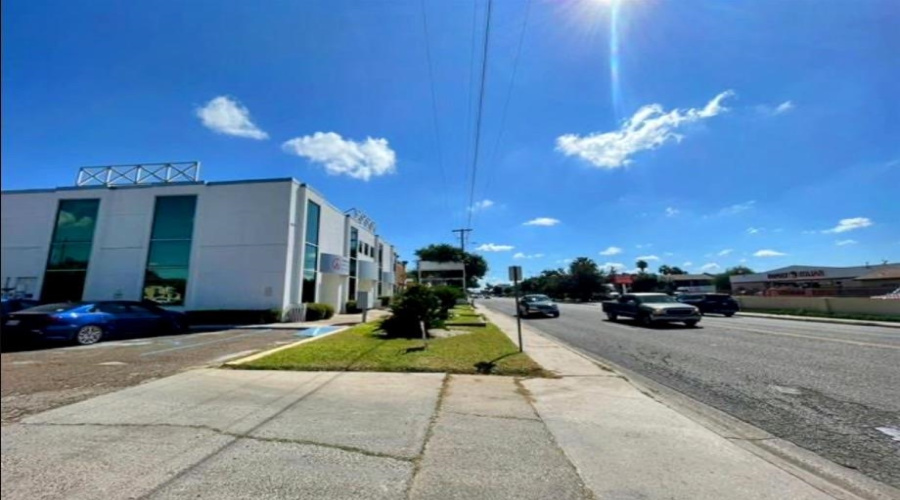 102 E Calton Rd, Laredo, Texas 78041, 6 Rooms Rooms,2 BathroomsBathrooms,Commercial retail/office,For Rent,102 E Calton Rd,20262441