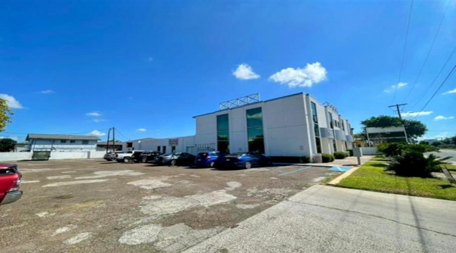 102 E Calton Rd, Laredo, Texas 78041, 6 Rooms Rooms,2 BathroomsBathrooms,Commercial retail/office,For Rent,102 E Calton Rd,20262441