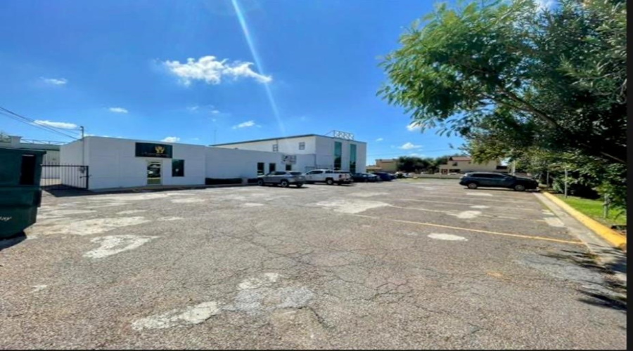 102 E Calton Rd, Laredo, Texas 78041, 6 Rooms Rooms,2 BathroomsBathrooms,Commercial retail/office,For Rent,102 E Calton Rd,20262441