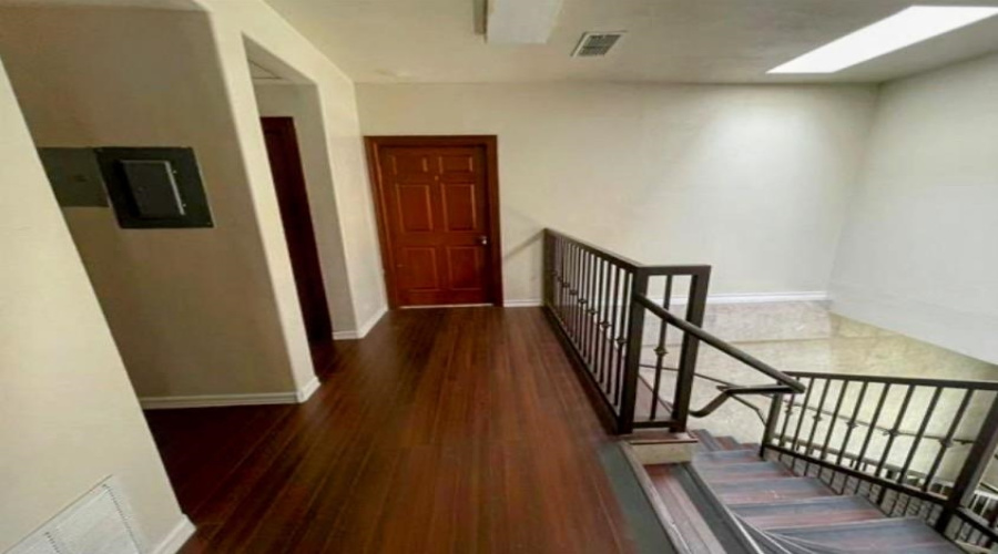102 E Calton Rd, Laredo, Texas 78041, 6 Rooms Rooms,2 BathroomsBathrooms,Commercial retail/office,For Rent,102 E Calton Rd,20262441