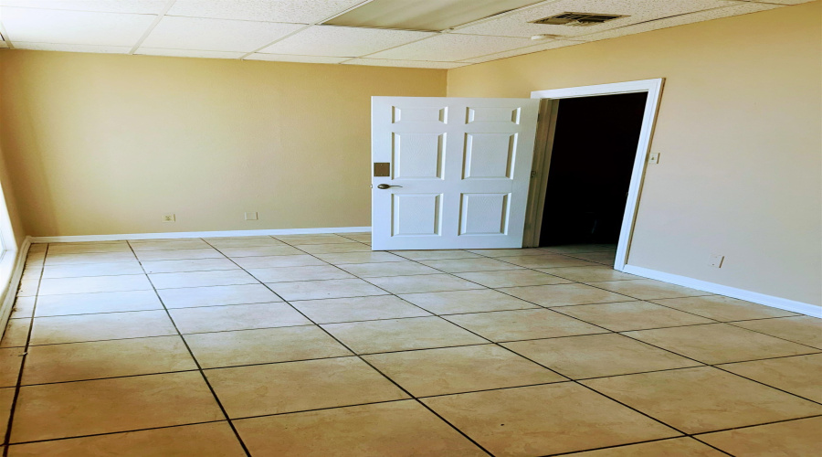 102 E Calton Rd, Laredo, Texas 78041, 6 Rooms Rooms,2 BathroomsBathrooms,Commercial retail/office,For Rent,102 E Calton Rd,20262441
