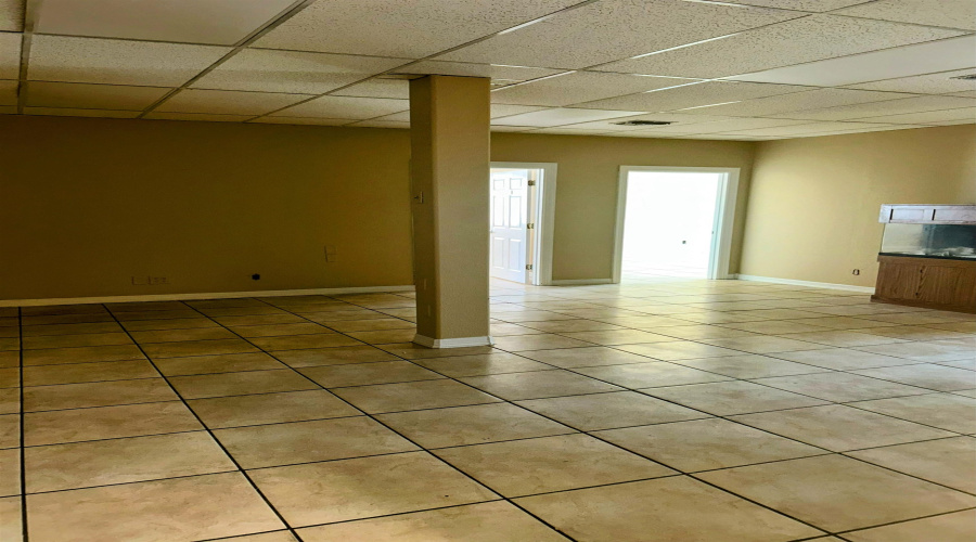 102 E Calton Rd, Laredo, Texas 78041, 6 Rooms Rooms,2 BathroomsBathrooms,Commercial retail/office,For Rent,102 E Calton Rd,20262441