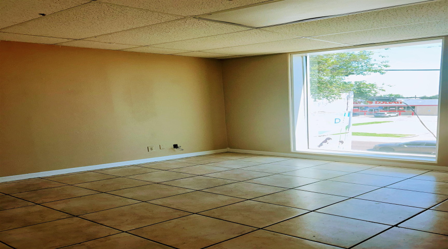 102 E Calton Rd, Laredo, Texas 78041, 6 Rooms Rooms,2 BathroomsBathrooms,Commercial retail/office,For Rent,102 E Calton Rd,20262441