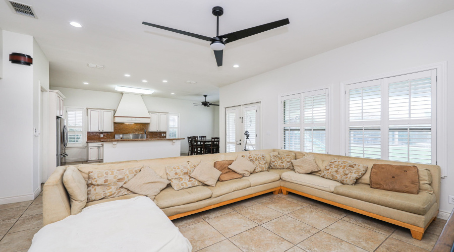 328 Lake Powell Dr, Laredo, Texas 78041, 4 Bedrooms Bedrooms, 7 Rooms Rooms,4 BathroomsBathrooms,Residential,For Sale,328 Lake Powell Dr,20262444