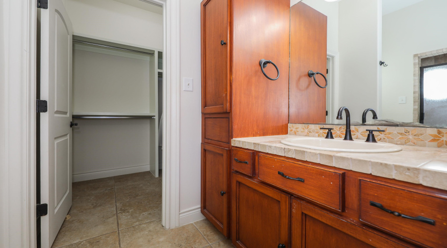 328 Lake Powell Dr, Laredo, Texas 78041, 4 Bedrooms Bedrooms, 7 Rooms Rooms,4 BathroomsBathrooms,Residential,For Sale,328 Lake Powell Dr,20262444