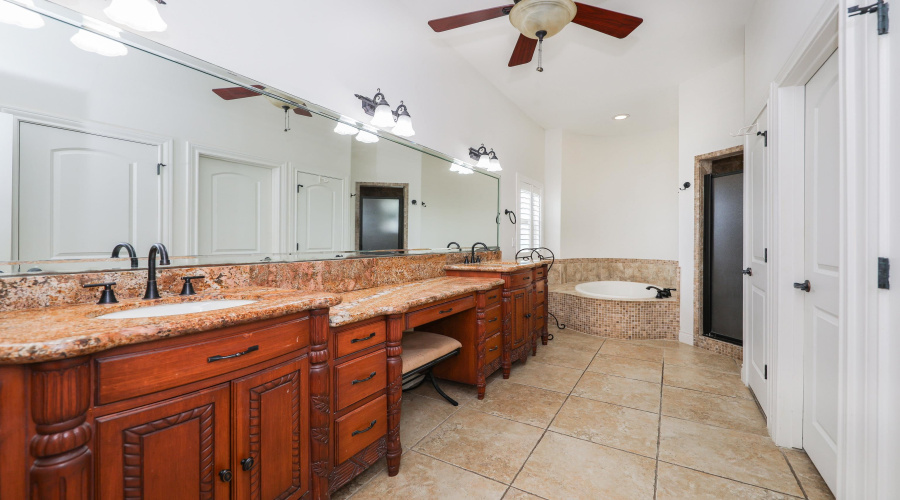 328 Lake Powell Dr, Laredo, Texas 78041, 4 Bedrooms Bedrooms, 7 Rooms Rooms,4 BathroomsBathrooms,Residential,For Sale,328 Lake Powell Dr,20262444