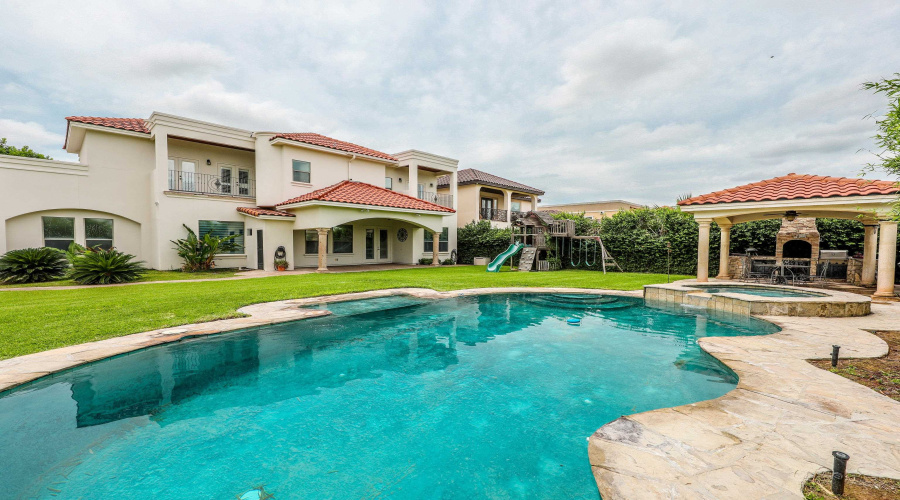 328 Lake Powell Dr, Laredo, Texas 78041, 4 Bedrooms Bedrooms, 7 Rooms Rooms,4 BathroomsBathrooms,Residential,For Sale,328 Lake Powell Dr,20262444