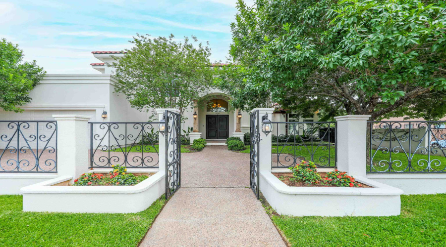 328 Lake Powell Dr, Laredo, Texas 78041, 4 Bedrooms Bedrooms, 7 Rooms Rooms,4 BathroomsBathrooms,Residential,For Sale,328 Lake Powell Dr,20262444
