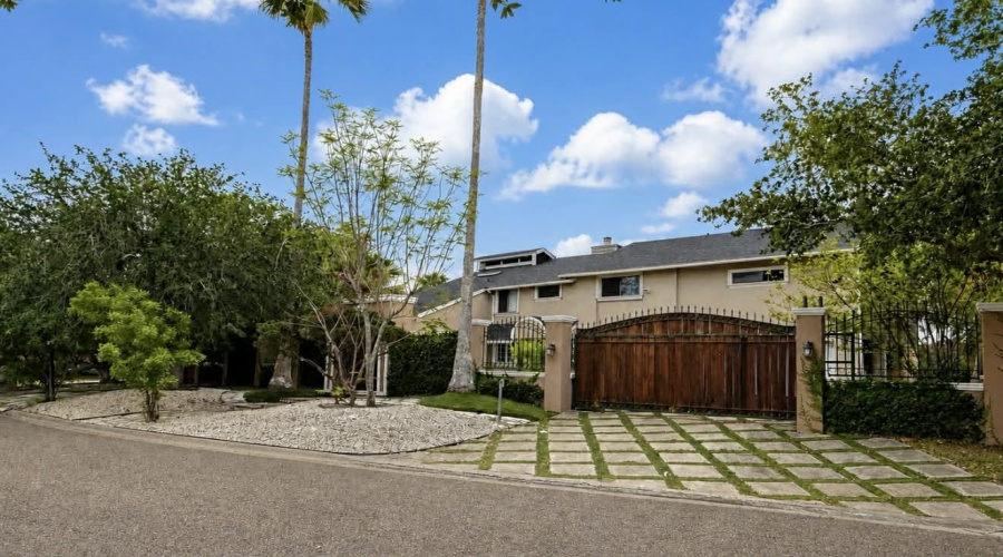 3110 Jacaranda Dr., Harlingen, Texas 78550-7448, 4 Bedrooms Bedrooms, 11 Rooms Rooms,5 BathroomsBathrooms,Residential,For Sale,3110 Jacaranda Dr.,20262449
