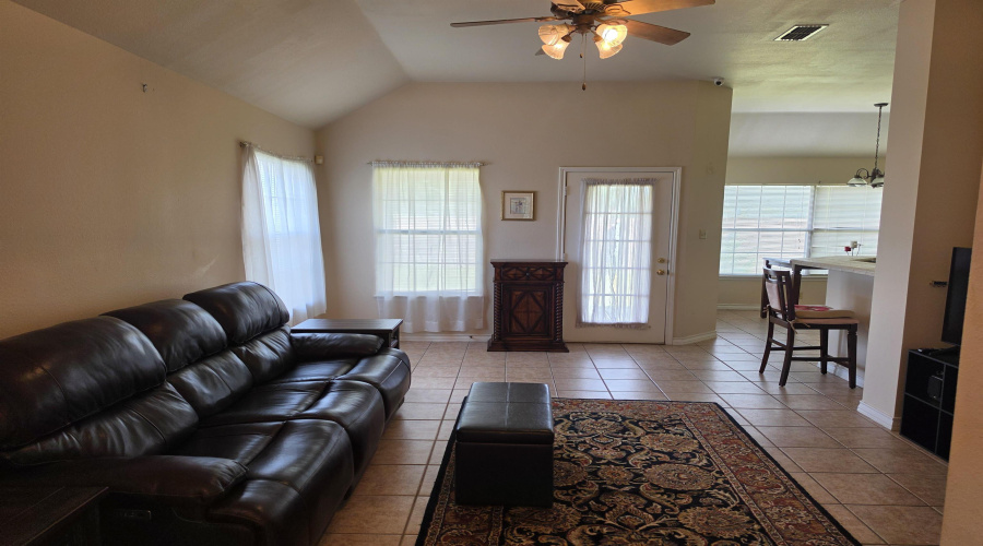 409 Cinnamon Teal Lp, Laredo, Texas 78044, 2 Bedrooms Bedrooms, 4 Rooms Rooms,2 BathroomsBathrooms,Residential,For Sale,409 Cinnamon Teal Lp,20262450