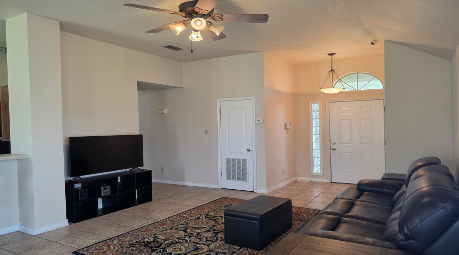 409 Cinnamon Teal Lp, Laredo, Texas 78044, 2 Bedrooms Bedrooms, 4 Rooms Rooms,2 BathroomsBathrooms,Residential,For Sale,409 Cinnamon Teal Lp,20262450