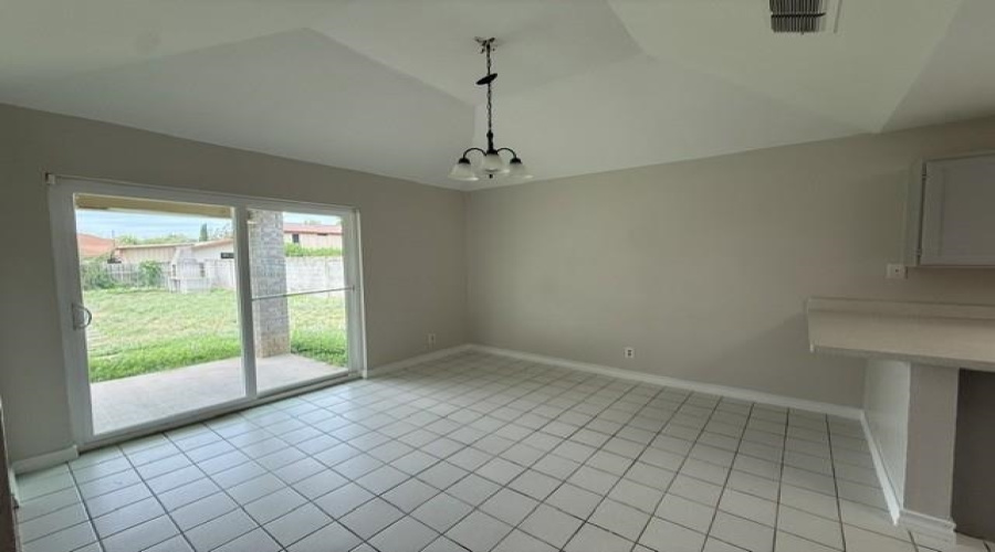 1208 North Oakmont Lp, Laredo, Texas 78045, 3 Bedrooms Bedrooms, 5 Rooms Rooms,2 BathroomsBathrooms,Residential,For Rent,1208 North Oakmont Lp,20262452