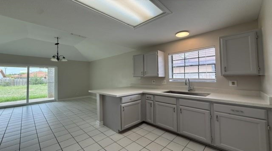 1208 North Oakmont Lp, Laredo, Texas 78045, 3 Bedrooms Bedrooms, 5 Rooms Rooms,2 BathroomsBathrooms,Residential,For Rent,1208 North Oakmont Lp,20262452