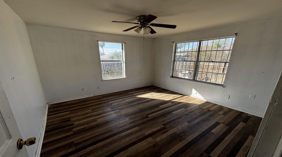 916 Guerrero St, Laredo, Texas 78043, 2 Bedrooms Bedrooms, 4 Rooms Rooms,1 BathroomBathrooms,Residential,For Sale,916 Guerrero St,20262453