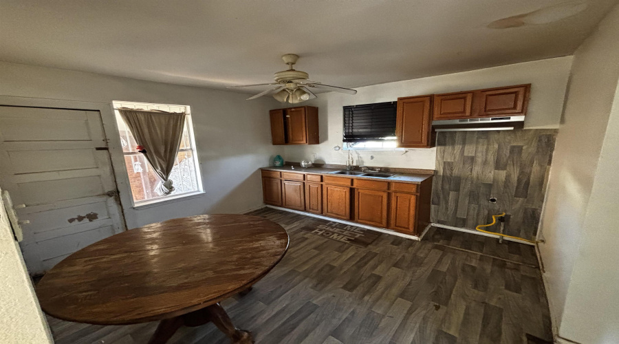916 Guerrero St, Laredo, Texas 78043, 2 Bedrooms Bedrooms, 4 Rooms Rooms,1 BathroomBathrooms,Residential,For Sale,916 Guerrero St,20262453