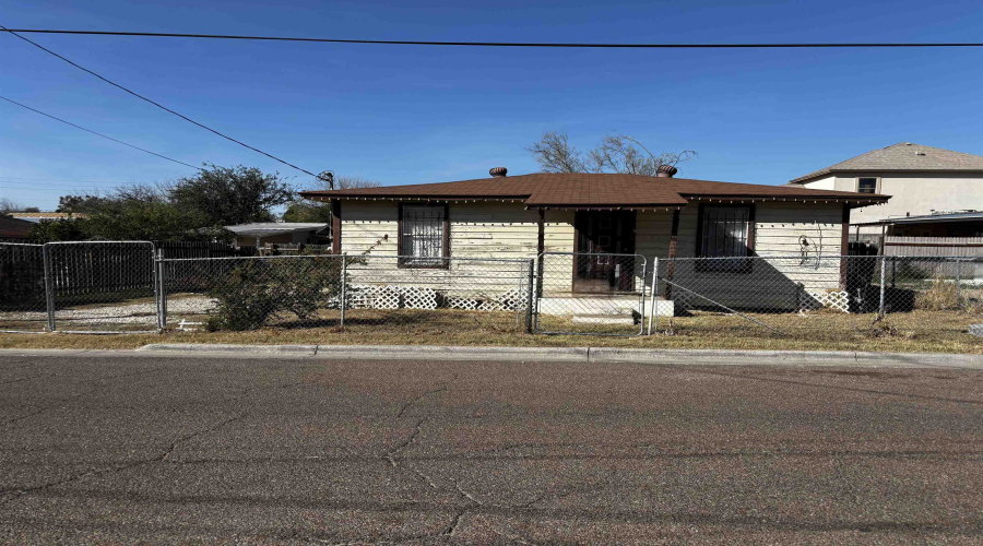 916 Guerrero St, Laredo, Texas 78043, 2 Bedrooms Bedrooms, 4 Rooms Rooms,1 BathroomBathrooms,Residential,For Sale,916 Guerrero St,20262453