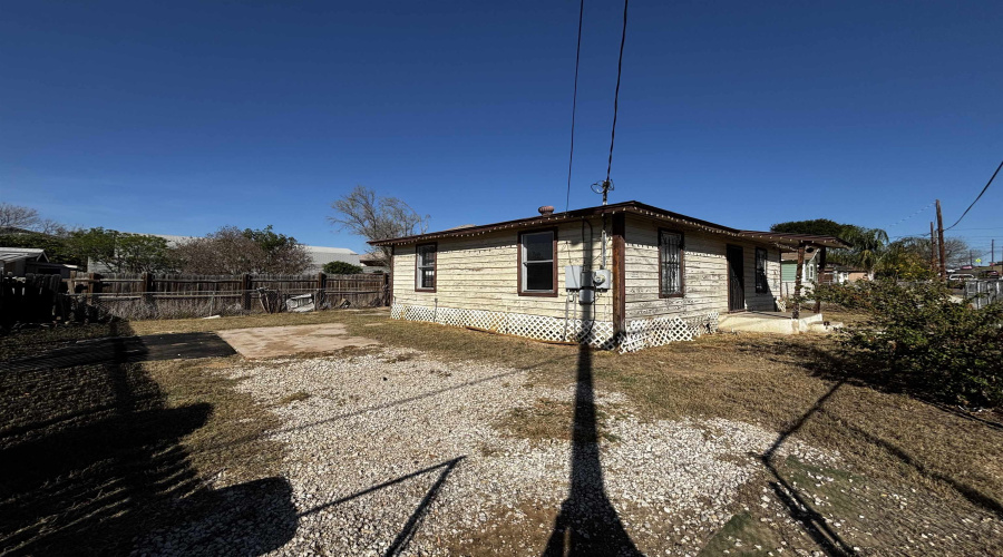 916 Guerrero St, Laredo, Texas 78043, 2 Bedrooms Bedrooms, 4 Rooms Rooms,1 BathroomBathrooms,Residential,For Sale,916 Guerrero St,20262453