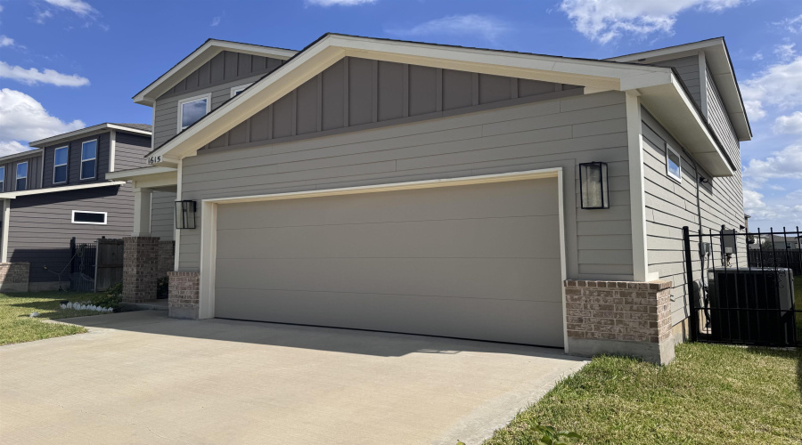 1615 Sambar Lp, Laredo, Texas 78045, 3 Bedrooms Bedrooms, 6 Rooms Rooms,2 BathroomsBathrooms,Residential,For Sale,1615 Sambar Lp,20262464