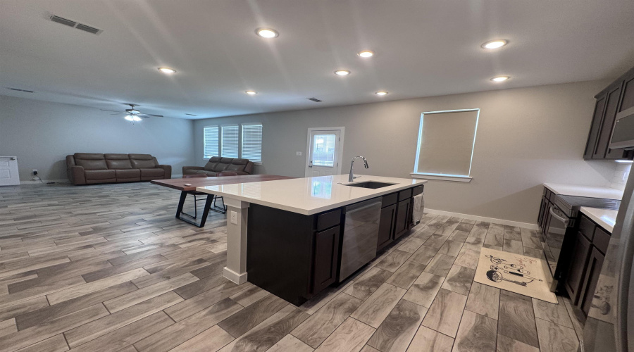 1615 Sambar Lp, Laredo, Texas 78045, 3 Bedrooms Bedrooms, 6 Rooms Rooms,2 BathroomsBathrooms,Residential,For Sale,1615 Sambar Lp,20262464