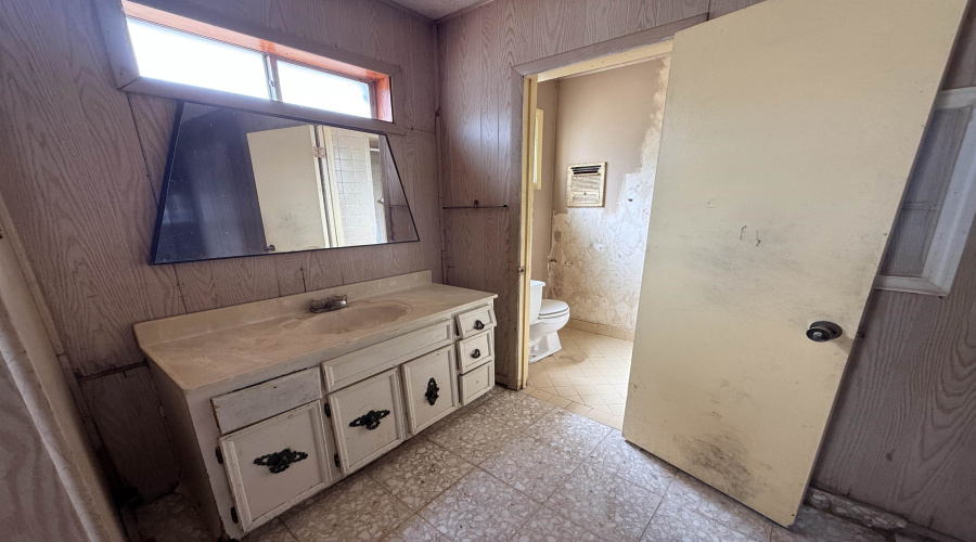 2116 Springfield Ave, Laredo, Texas 78040, 3 Bedrooms Bedrooms, 5 Rooms Rooms,2 BathroomsBathrooms,Residential,For Sale,2116 Springfield Ave,20262476