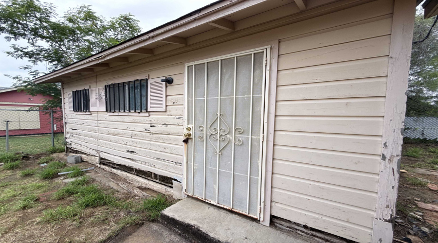 2116 Springfield Ave, Laredo, Texas 78040, 3 Bedrooms Bedrooms, 5 Rooms Rooms,2 BathroomsBathrooms,Residential,For Sale,2116 Springfield Ave,20262476