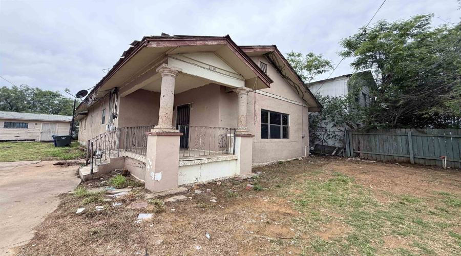 2116 Springfield Ave, Laredo, Texas 78040, 3 Bedrooms Bedrooms, 5 Rooms Rooms,2 BathroomsBathrooms,Residential,For Sale,2116 Springfield Ave,20262476