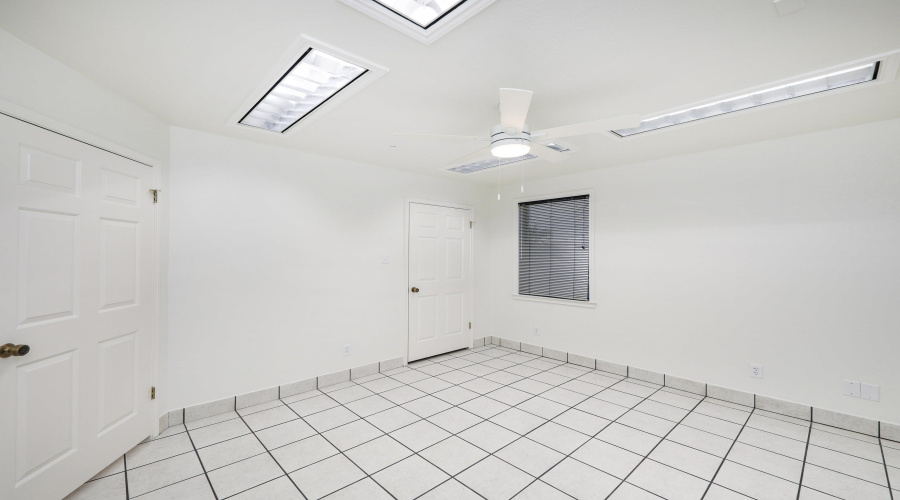 6108 McPherson Rd, LAREDO, Texas 78041, 6 Rooms Rooms,1 BathroomBathrooms,Commercial retail/office,For Rent,6108 McPherson Rd,20262480