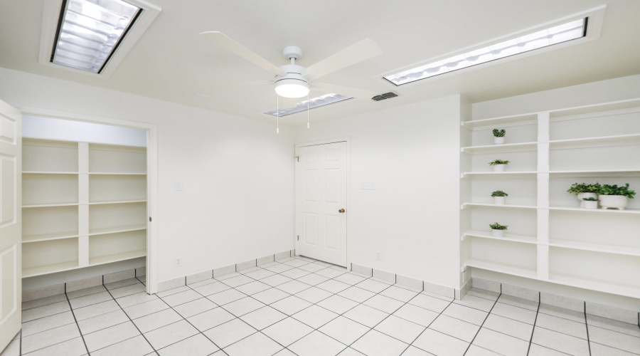 6108 McPherson Rd, LAREDO, Texas 78041, 6 Rooms Rooms,1 BathroomBathrooms,Commercial retail/office,For Rent,6108 McPherson Rd,20262480