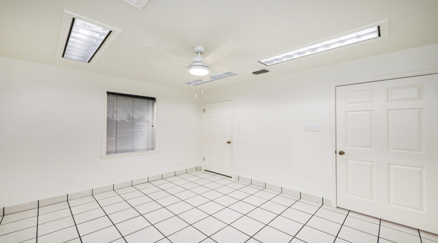 6108 McPherson Rd, LAREDO, Texas 78041, 6 Rooms Rooms,1 BathroomBathrooms,Commercial retail/office,For Rent,6108 McPherson Rd,20262480