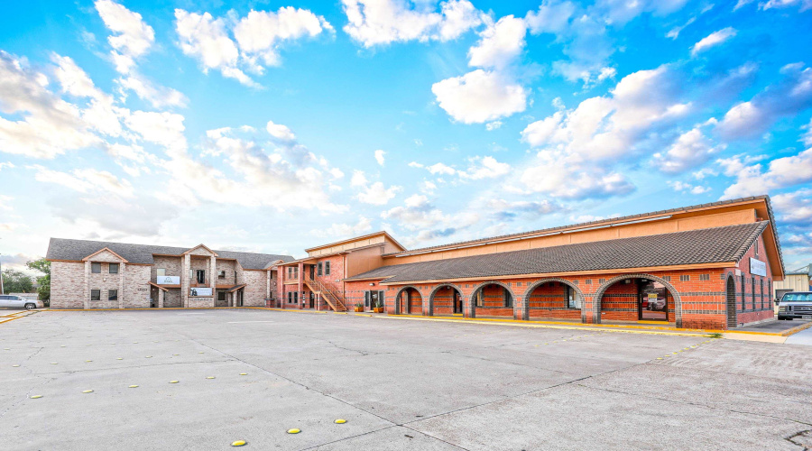 6108 McPherson Rd, LAREDO, Texas 78041, 6 Rooms Rooms,1 BathroomBathrooms,Commercial retail/office,For Rent,6108 McPherson Rd,20262480