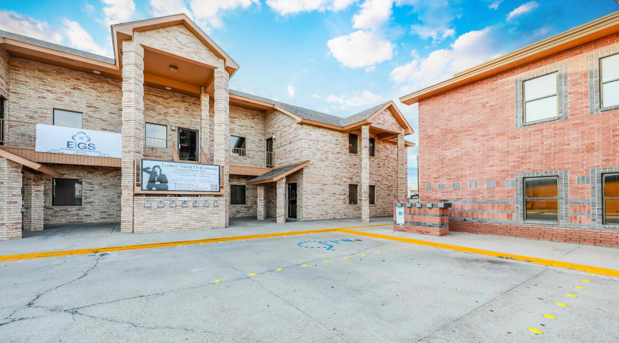 6108 McPherson Rd, LAREDO, Texas 78041, 6 Rooms Rooms,1 BathroomBathrooms,Commercial retail/office,For Rent,6108 McPherson Rd,20262480