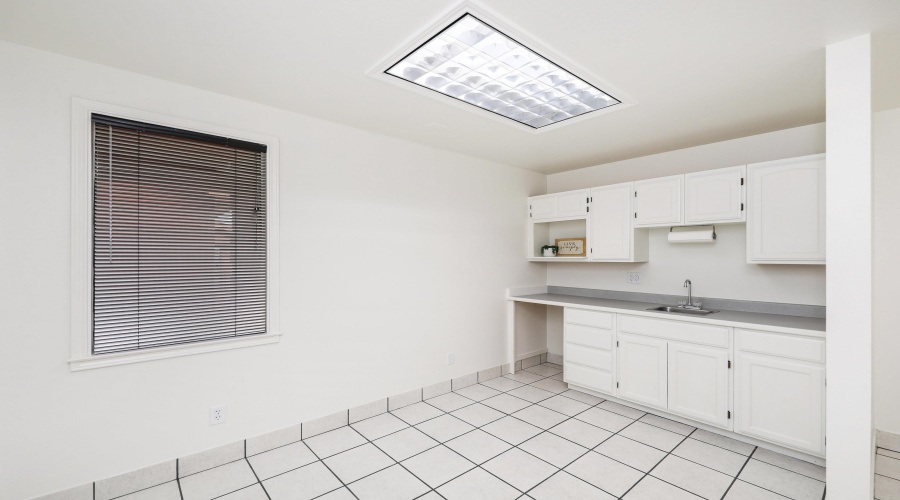 6108 McPherson Rd, LAREDO, Texas 78041, 6 Rooms Rooms,1 BathroomBathrooms,Commercial retail/office,For Rent,6108 McPherson Rd,20262480