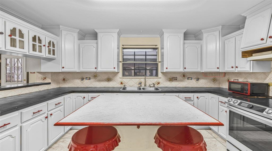 329 Old Milwaukee Rd., LAREDO, Texas 78043, 5 Bedrooms Bedrooms, 8 Rooms Rooms,3 BathroomsBathrooms,Residential,For Sale,329 Old Milwaukee Rd.,20262486