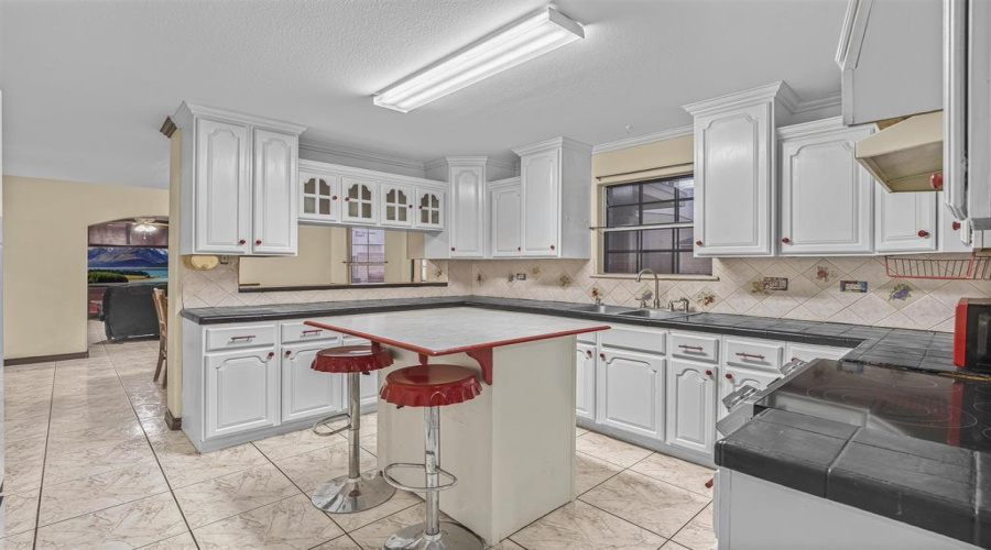 329 Old Milwaukee Rd., LAREDO, Texas 78043, 5 Bedrooms Bedrooms, 8 Rooms Rooms,3 BathroomsBathrooms,Residential,For Sale,329 Old Milwaukee Rd.,20262486