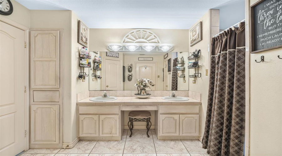 329 Old Milwaukee Rd., LAREDO, Texas 78043, 5 Bedrooms Bedrooms, 8 Rooms Rooms,3 BathroomsBathrooms,Residential,For Sale,329 Old Milwaukee Rd.,20262486